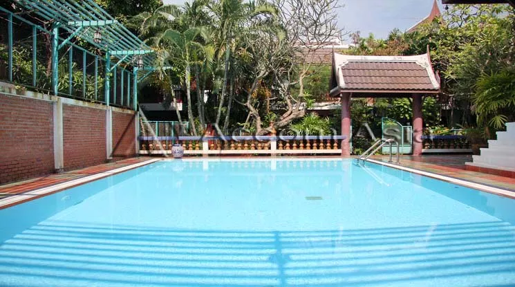  3 Thai Style and Common Pool - House - Naradhiwas Rajanagarindra - Bangkok / Accomasia