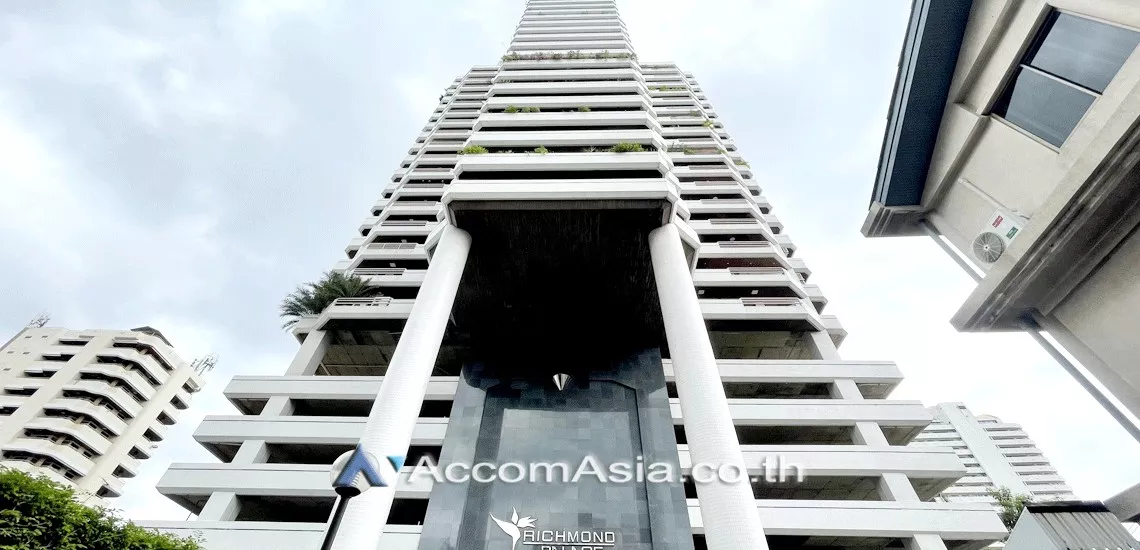  3 Bedrooms  Condominium For Rent in Sukhumvit, Bangkok  near BTS Phrom Phong (24864)