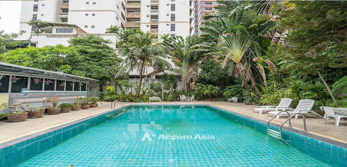  3 Bedrooms  Apartment For Rent in Sukhumvit, Bangkok  near BTS Phrom Phong (910074)