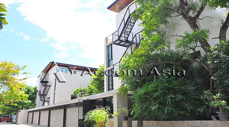  4 Bedrooms  House For Rent in Sukhumvit, Bangkok  near BTS Ekkamai (610267)