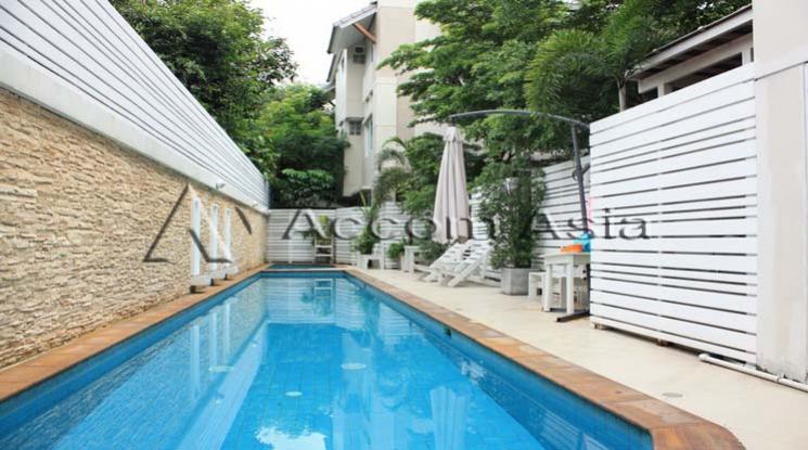  3 Bedrooms  House For Rent in Sukhumvit, Bangkok  near BTS Ekkamai (510058)