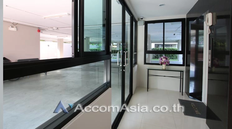  3 Bedrooms  Apartment For Rent in Sukhumvit, Bangkok  near BTS Ekkamai (13002333)