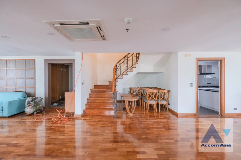 Big Balcony |  3 Bedrooms  Apartment For Rent in Sukhumvit, Bangkok  near BTS Nana (1410527)