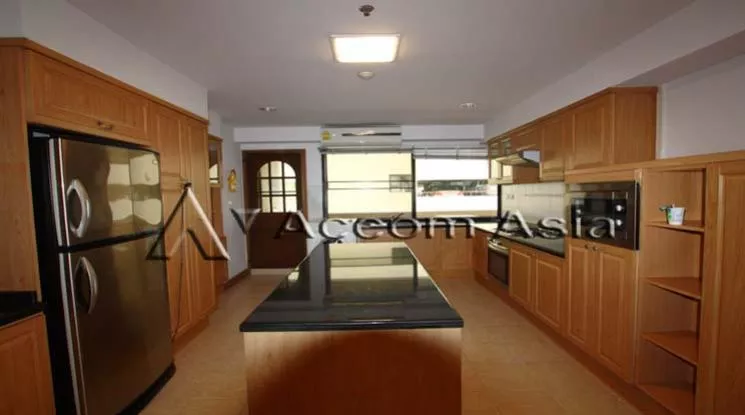  4 Bedrooms  Apartment For Rent in Sukhumvit, Bangkok  near BTS Phrom Phong (18529)