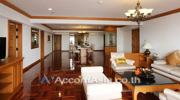  4 Bedrooms  Apartment For Rent in Sukhumvit, Bangkok  near BTS Phrom Phong (18530)