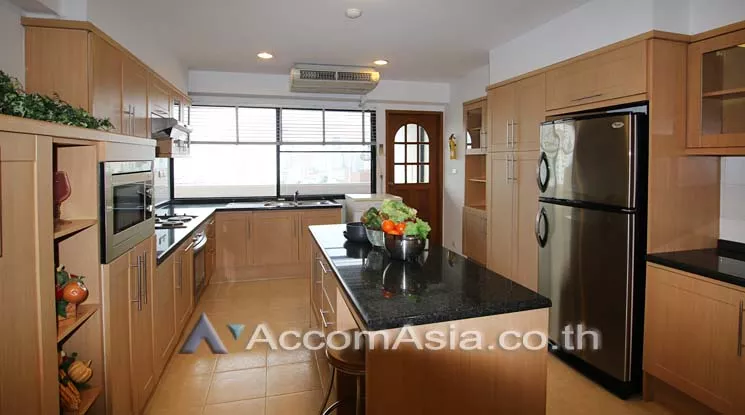  4 Bedrooms  Apartment For Rent in Sukhumvit, Bangkok  near BTS Phrom Phong (18530)