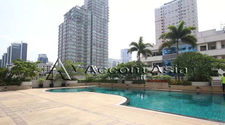  3 Bedrooms  Apartment For Rent in Sukhumvit, Bangkok  near BTS Phrom Phong (18545)