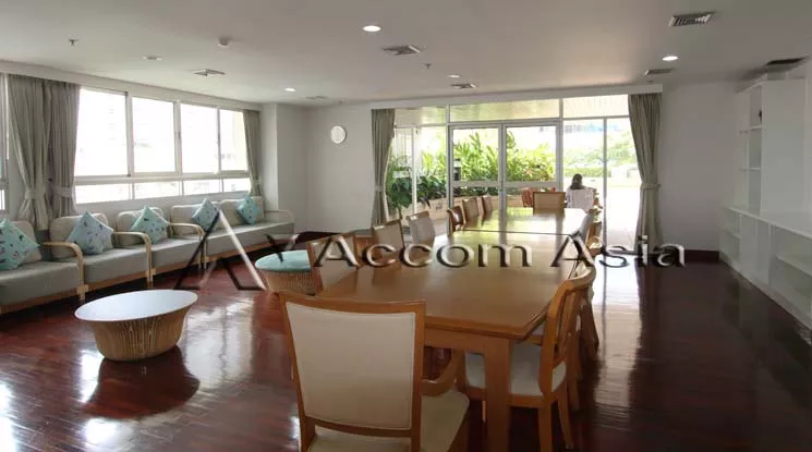  3 Bedrooms  Apartment For Rent in Sukhumvit, Bangkok  near BTS Phrom Phong (18545)