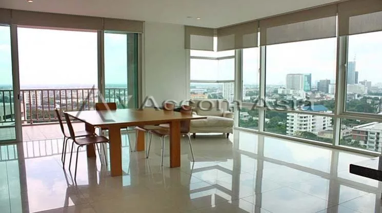 Pet friendly |  3 Bedrooms  Condominium For Rent in Sukhumvit, Bangkok  near BTS Ekkamai (1510902)