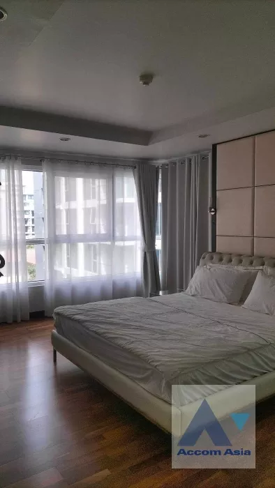  3 Bedrooms  Condominium For Rent in Sukhumvit, Bangkok  near BTS Ekkamai (1511013)