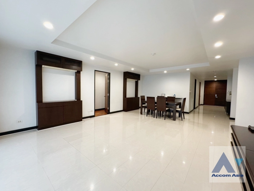  3 Bedrooms  Condominium For Sale in Sukhumvit, Bangkok  near BTS Ekkamai (1511024)