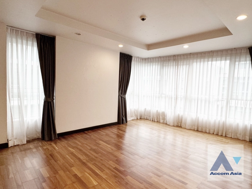  3 Bedrooms  Condominium For Sale in Sukhumvit, Bangkok  near BTS Ekkamai (1511024)