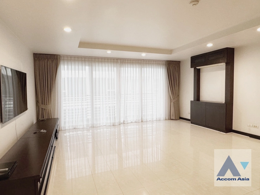  3 Bedrooms  Condominium For Sale in Sukhumvit, Bangkok  near BTS Ekkamai (1511024)