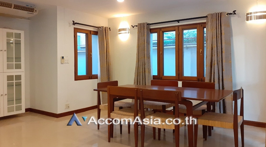  3 Bedrooms  House For Rent in Sukhumvit, Bangkok  near BTS Phrom Phong (1711231)