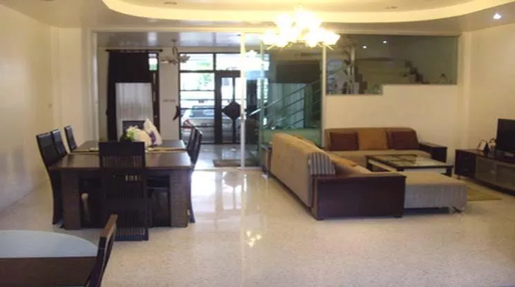  4 Bedrooms  House For Rent in Charoenkrung, Bangkok  (2511416)