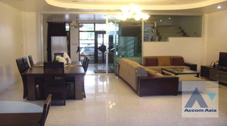  4 Bedrooms  House For Rent in Charoenkrung, Bangkok  (2511416)