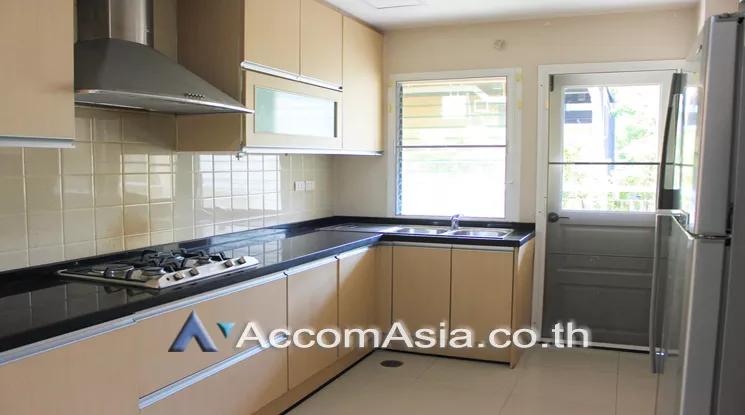  3 Bedrooms  Apartment For Rent in Sukhumvit, Bangkok  near BTS Phrom Phong (1411557)