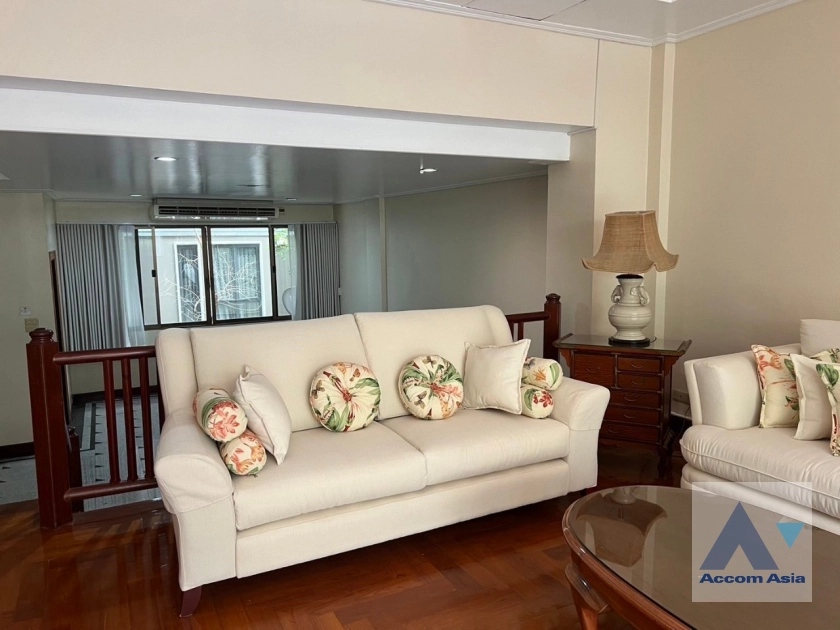  3 Bedrooms  Townhouse For Rent & Sale in Sukhumvit, Bangkok  near BTS Thong Lo (2511604)