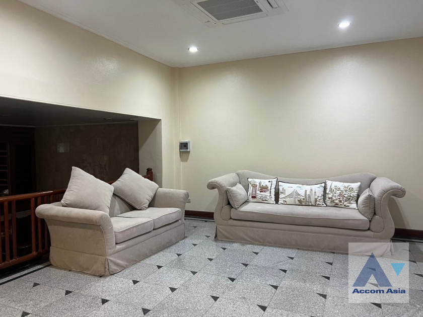  3 Bedrooms  Townhouse For Rent & Sale in Sukhumvit, Bangkok  near BTS Thong Lo (2511604)