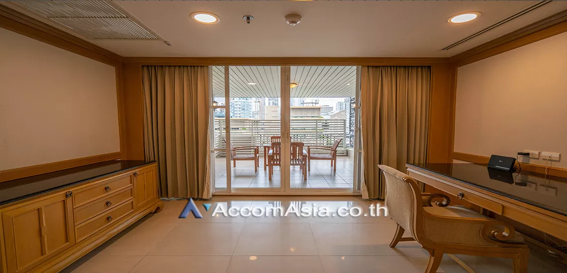  3 Bedrooms  Apartment For Rent in Sukhumvit, Bangkok  near BTS Phrom Phong (1511690)