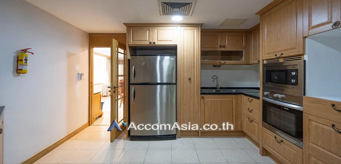  3 Bedrooms  Apartment For Rent in Sukhumvit, Bangkok  near BTS Phrom Phong (1511690)