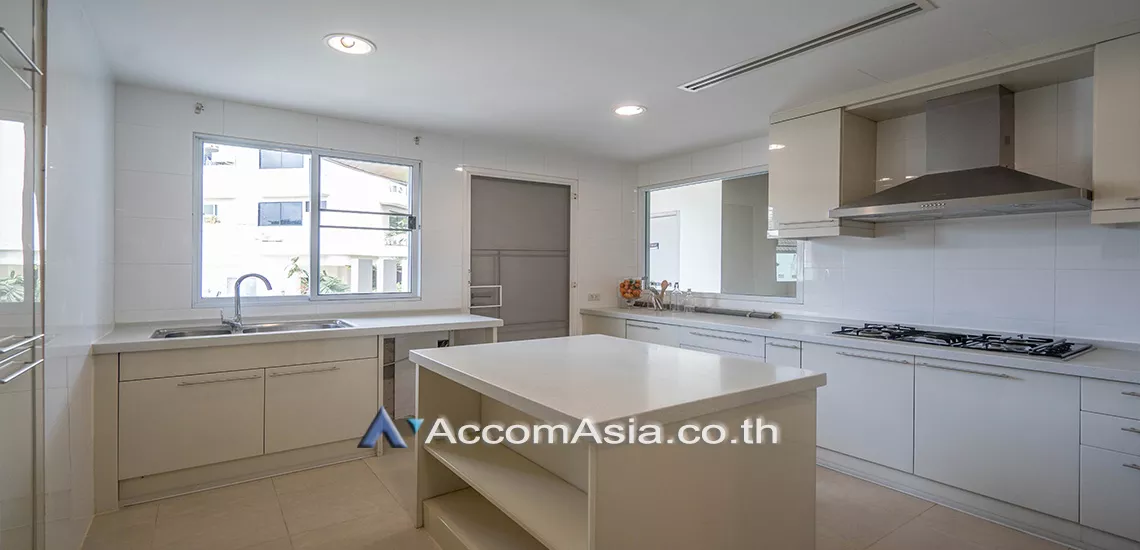  3 Bedrooms  Apartment For Rent in Sukhumvit, Bangkok  near BTS Ekkamai (1412000)