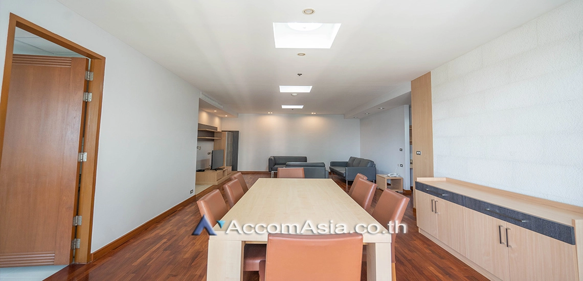  3 Bedrooms  Apartment For Rent in Sukhumvit, Bangkok  near BTS Phrom Phong (1412244)