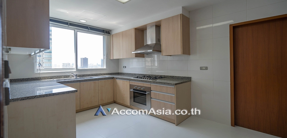  3 Bedrooms  Apartment For Rent in Sukhumvit, Bangkok  near BTS Phrom Phong (1412244)