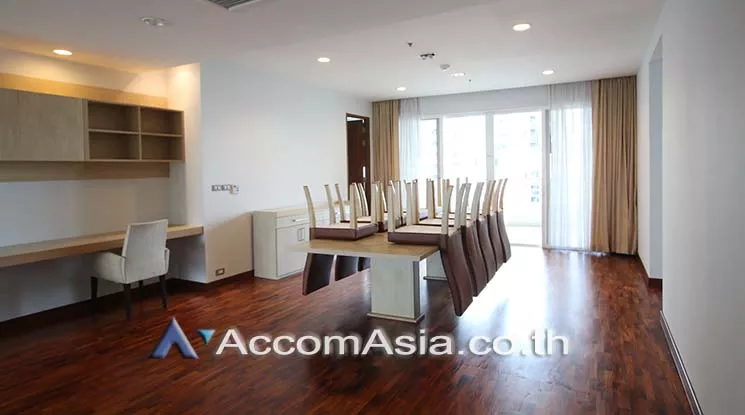  4 Bedrooms  Apartment For Rent in Sukhumvit, Bangkok  near BTS Phrom Phong (1412245)