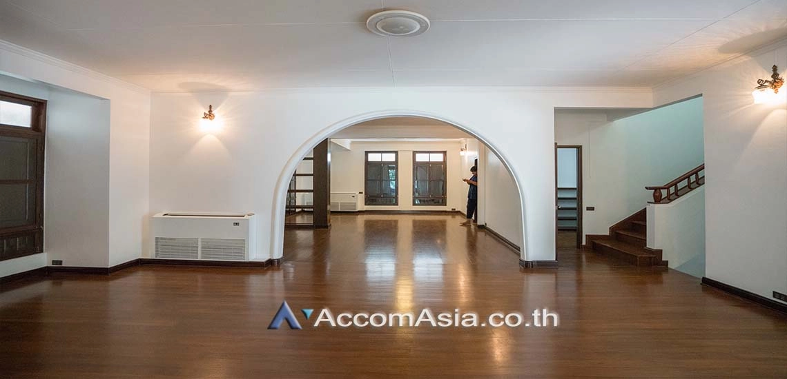  3 Bedrooms  House For Rent in Ploenchit, Bangkok  near BTS Chitlom (1712341)