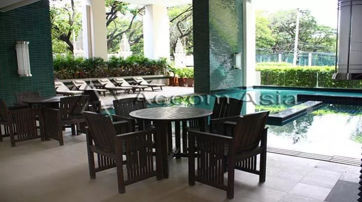  2 Bedrooms  Condominium For Rent in Ploenchit, Bangkok  near BTS Chitlom (1512431)