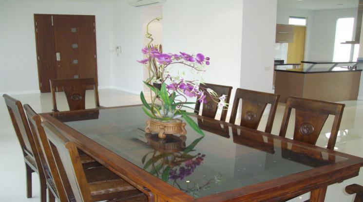  4 Bedrooms  Apartment For Rent in Sukhumvit, Bangkok  near BTS Asok - MRT Sukhumvit (1412445)