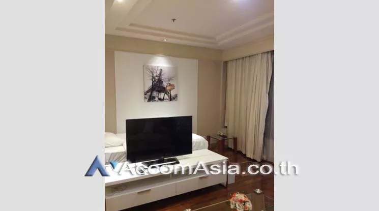  1 Bedroom  Condominium For Rent & Sale in Ploenchit, Bangkok  near BTS Chitlom (1512477)