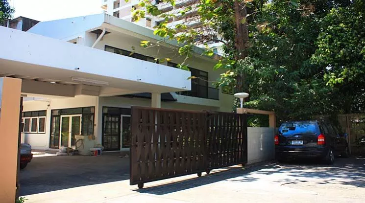  2  4 br House For Rent in Sukhumvit ,Bangkok BTS Phrom Phong at Privacy Living 1812697