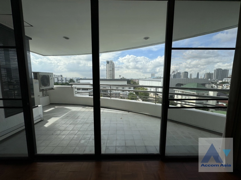  3 Bedrooms  Condominium For Rent in Charoenkrung, Bangkok  near MRT Khlong Toei (1513316)