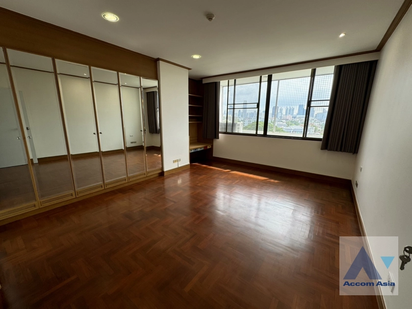  3 Bedrooms  Condominium For Rent in Charoenkrung, Bangkok  near MRT Khlong Toei (1513316)