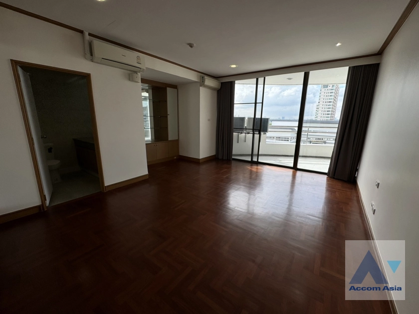  3 Bedrooms  Condominium For Rent in Charoenkrung, Bangkok  near MRT Khlong Toei (1513316)