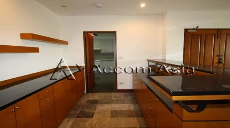  3 Bedrooms  Apartment For Rent in Sukhumvit, Bangkok  near BTS Phrom Phong (1413346)