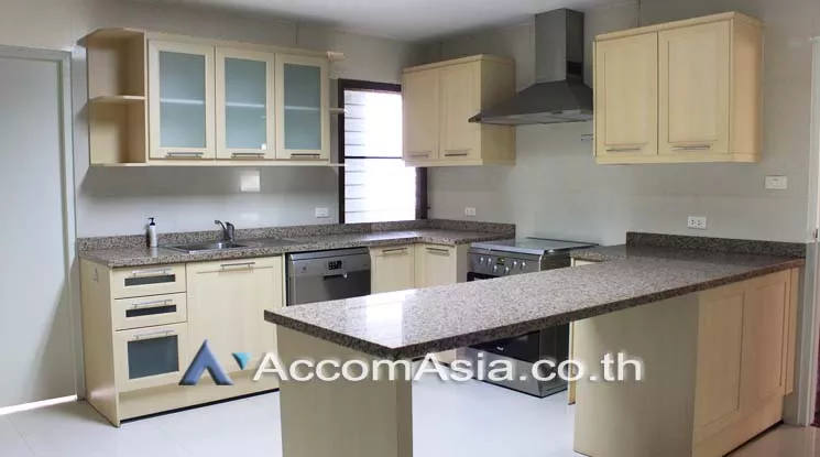  3 Bedrooms  Apartment For Rent in Sukhumvit, Bangkok  near BTS Asok - MRT Sukhumvit (10120)