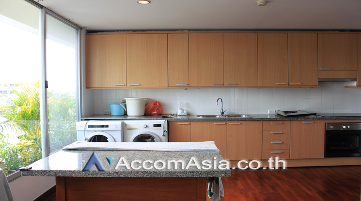 Pet friendly |  3 Bedrooms  Apartment For Rent in Sathorn, Bangkok  near BTS Surasak (1413761)