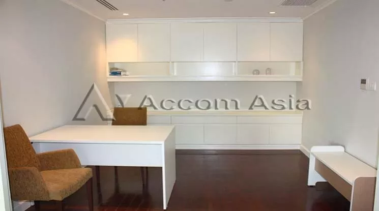  3 Bedrooms  Condominium For Rent in Sukhumvit, Bangkok  near BTS Nana (1513981)