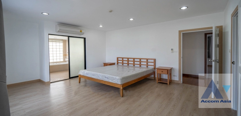  3 Bedrooms  Apartment For Rent in Sathorn, Bangkok  near BTS Sala Daeng - MRT Lumphini (1414116)