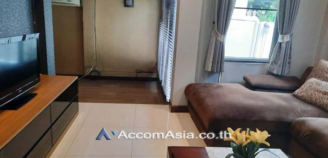  4 Bedrooms  House For Rent in Sukhumvit, Bangkok  near BTS Thong Lo (50079)