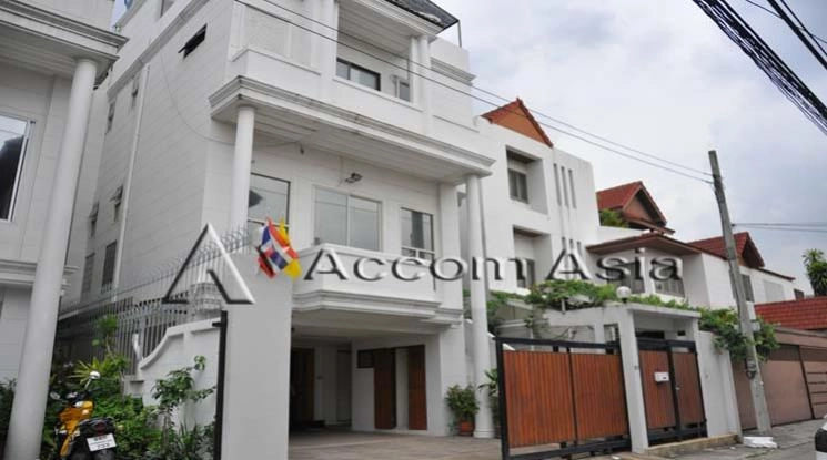  3 Bedrooms  House For Rent in Phaholyothin, Bangkok  near BTS Ari (2514198)