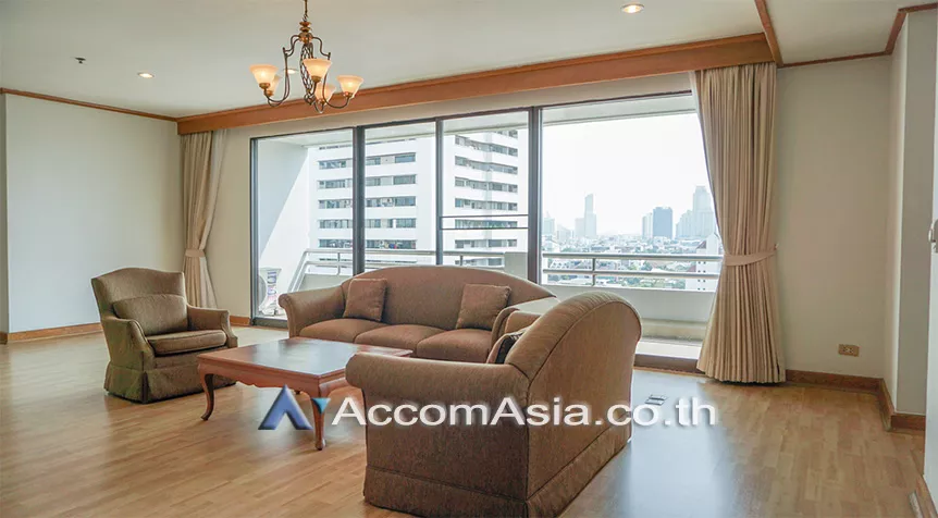  4 Bedrooms  Apartment For Rent in Sukhumvit, Bangkok  near BTS Ekkamai (1002601)