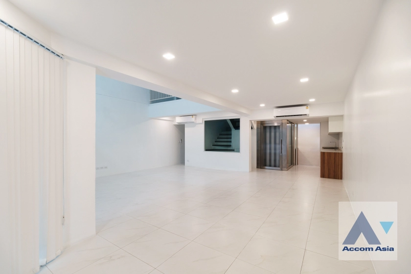  3 Bedrooms  House For Rent in Sukhumvit, Bangkok  near BTS Nana (1715007)