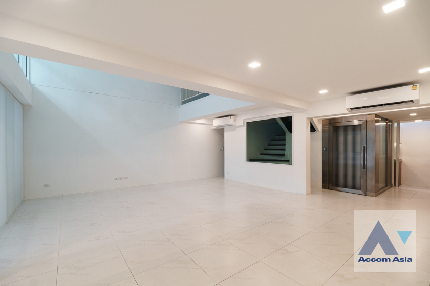  3 Bedrooms  House For Rent in Sukhumvit, Bangkok  near BTS Nana (1715007)