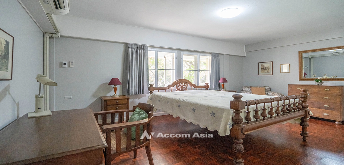  3 Bedrooms  Apartment For Rent in Sukhumvit, Bangkok  near BTS Phrom Phong (1002701)