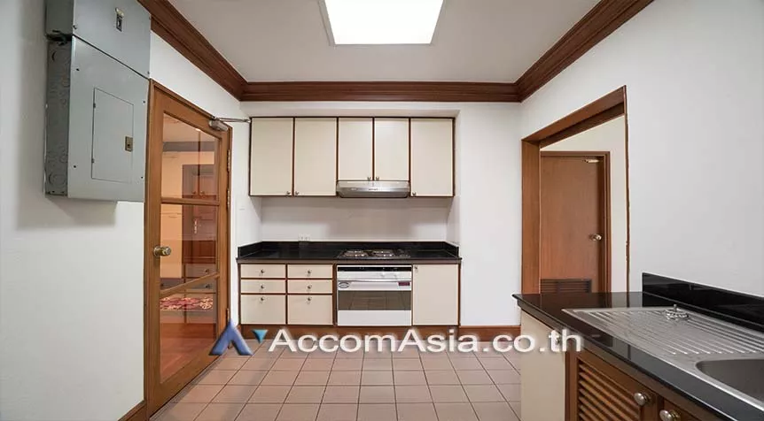  3 Bedrooms  Apartment For Rent in Sukhumvit, Bangkok  near BTS Phrom Phong (1415522)