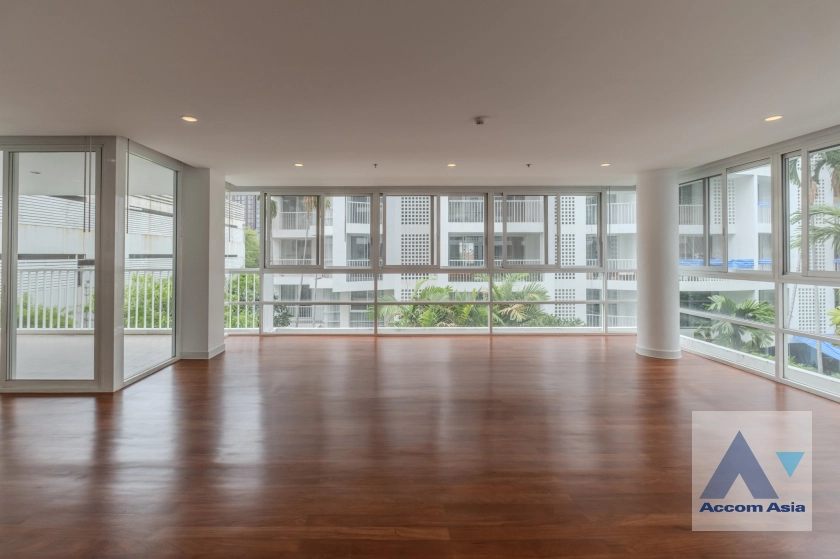 Pet friendly |  3 Bedrooms  Apartment For Rent in Sukhumvit, Bangkok  near BTS Ekkamai (1415633)